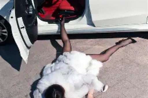 陪睡陪玩已过时！又一女星自曝潜规则当众被强吻、伸手进裤子